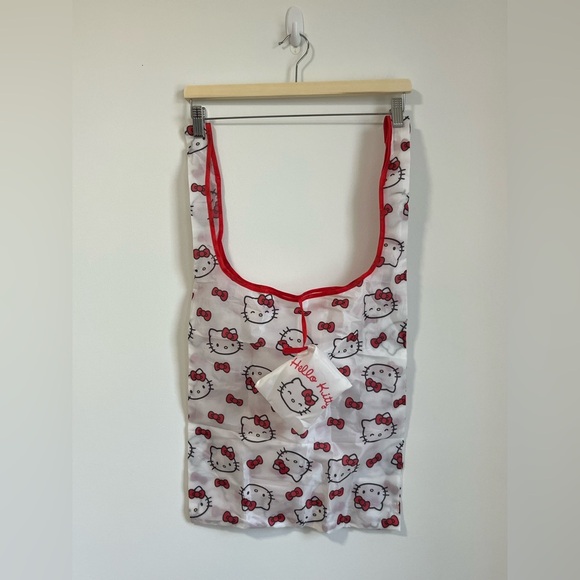 Hello Kitty Plastic Cup Bottle with Lid and Foldable Tote Bag - Picture 3 of 7